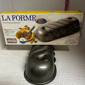 La Forme twist pan-Great gift or use for upcoming fall & Holiday baking seasons